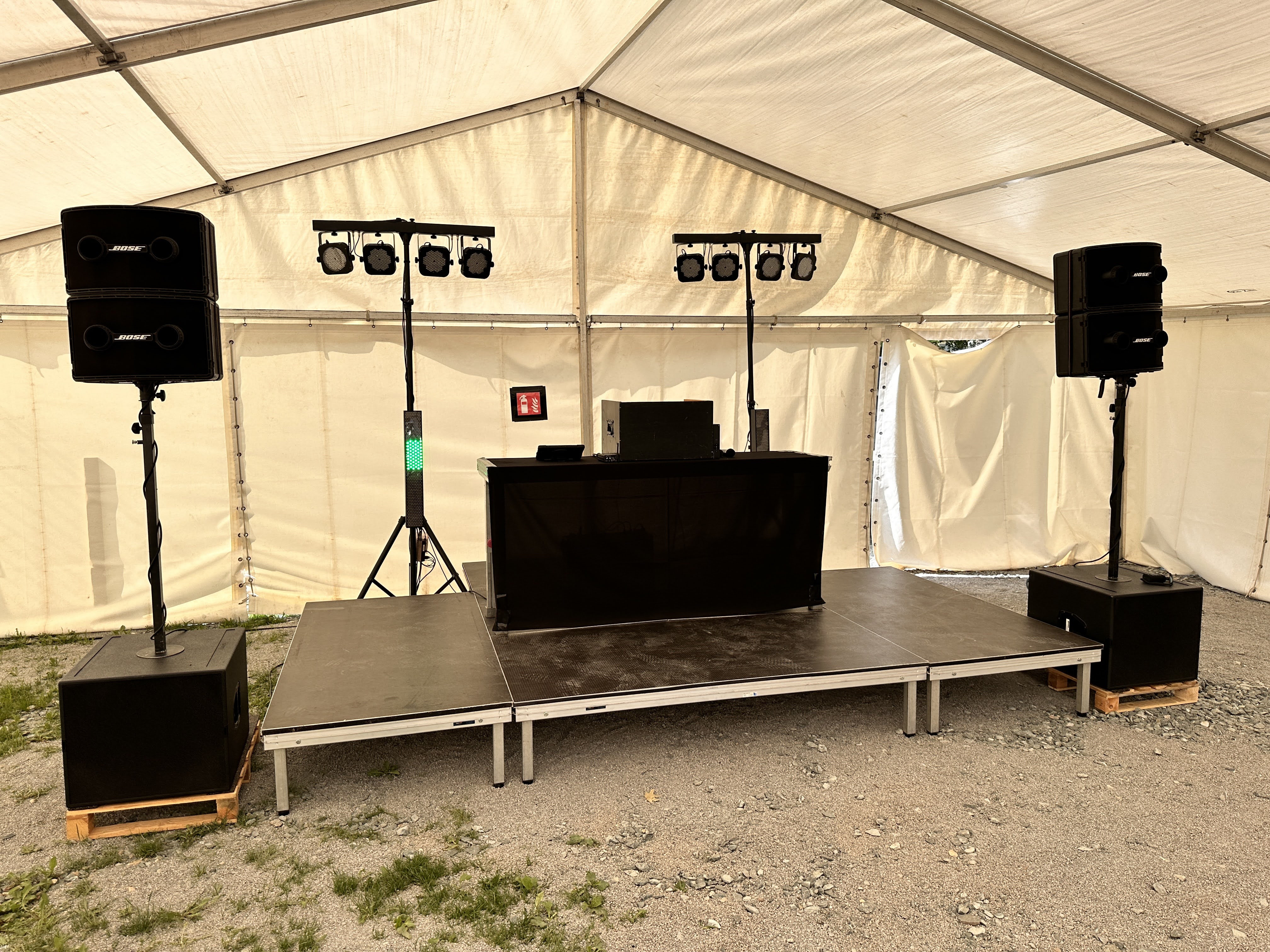DJ-Setup mit Sound- und Lichttechnik für eine Veranstaltung