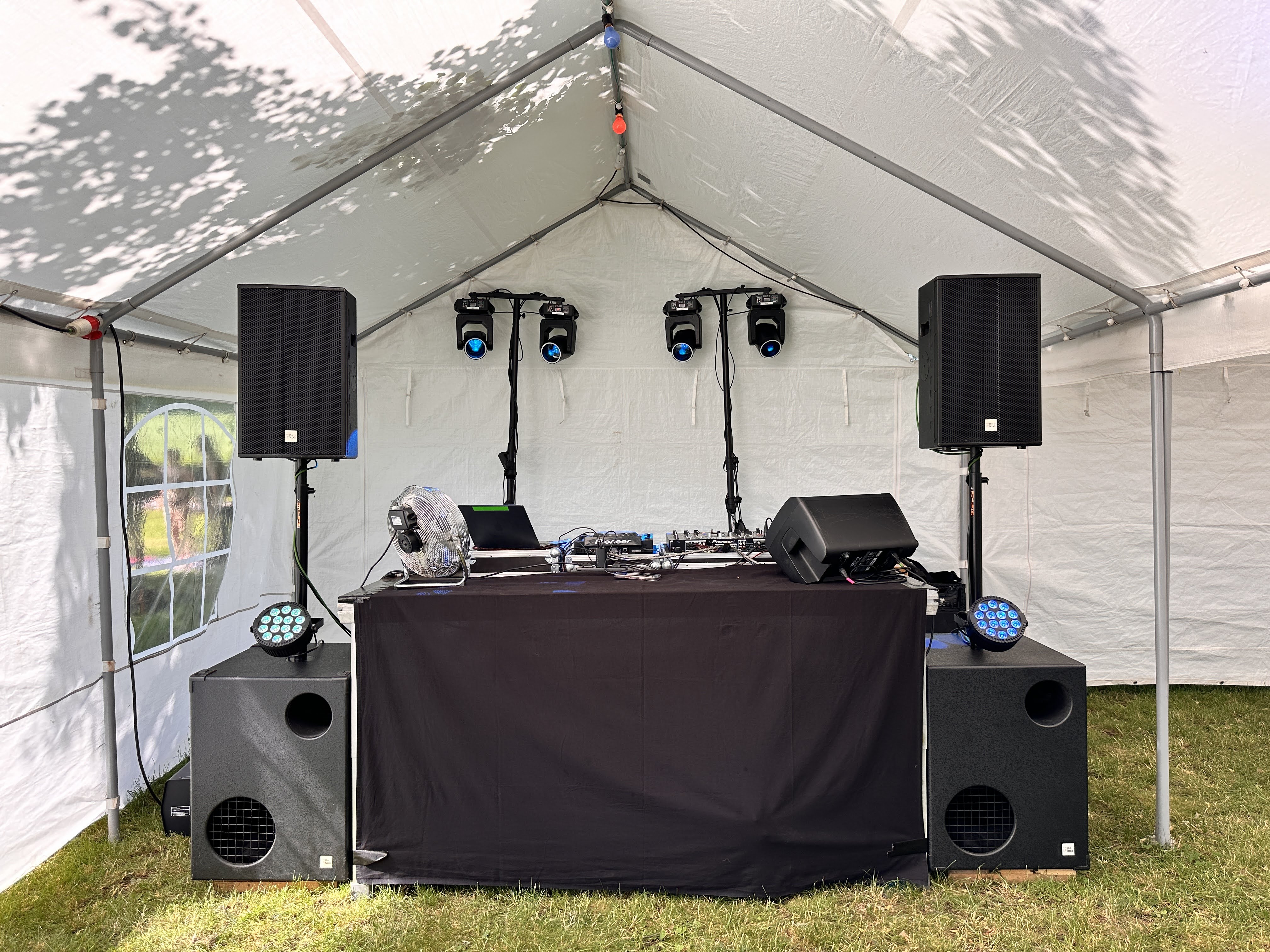 Event-DJ Technik mit Lautsprechern und Licht